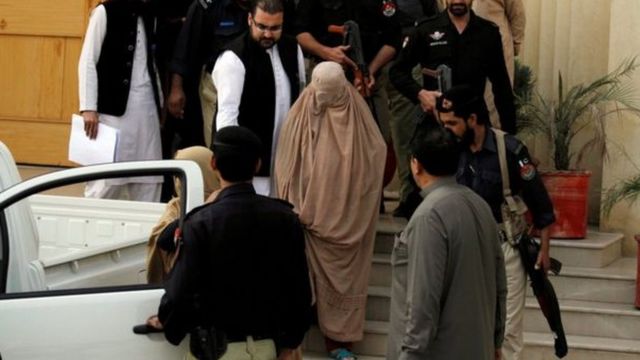 قوات الأمن الباكستانية تقود شربات إلى السجن