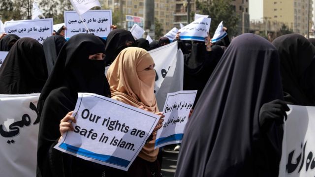 Демонстрация женщин, организованная талибами