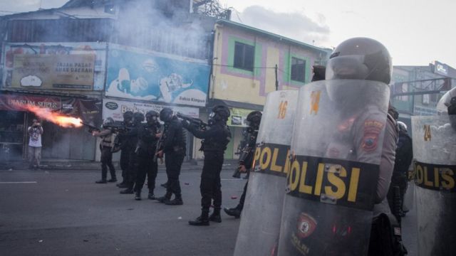 Polisi menembakkan gas air mata karena para demonstran melakukan kerusuhan peristiwa tersebut menunjukkan terjadinya integrasi