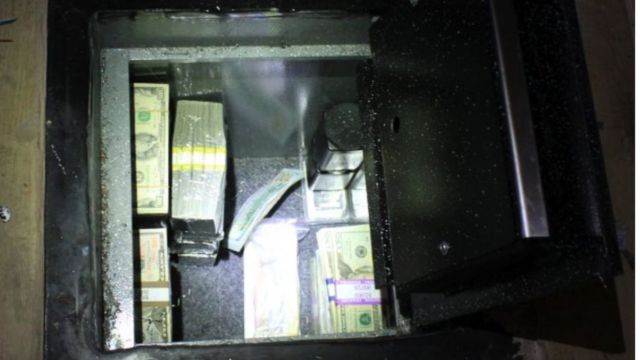 警察除了查获比特币，也在埋藏于地下的保险箱中发现了60万美元现金。(photo:BBC)
