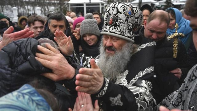 Павел в окружении прихожан