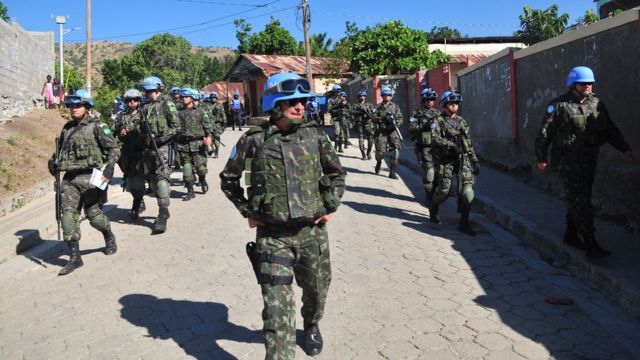 General Ajax Pinheiro (centro) caminha ao lado de tropas brasileiras no Haiti