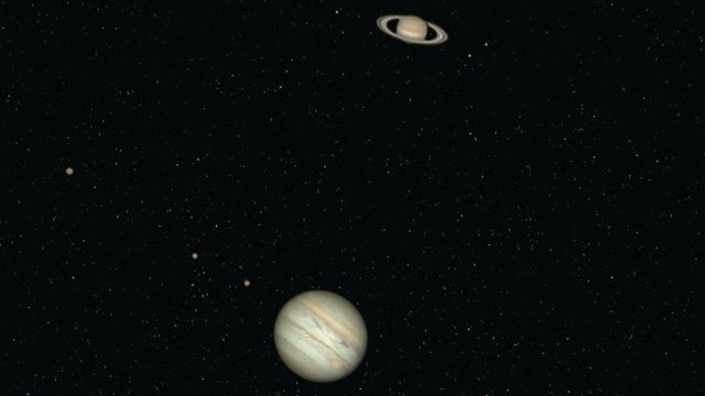 Júpiter y Saturno vistos en el cielo nocturno a través de un teleobjetivo