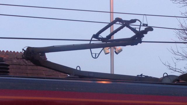 Mecanismo articulado encima de un tren que le transmite electricidad