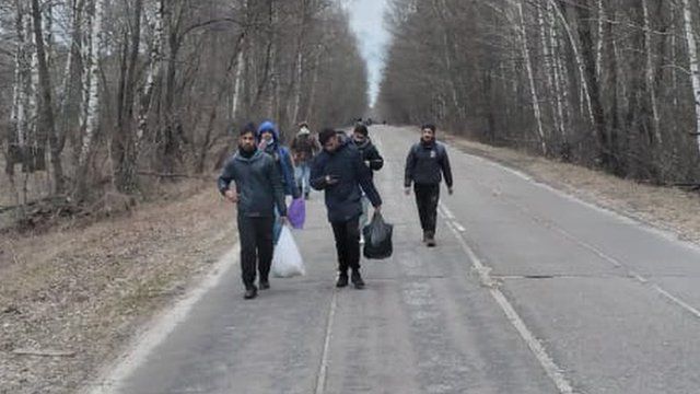 Refugiados afegãos caminham na Ucrânia