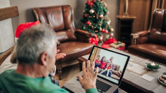 Señor saluda virtualmente su familia