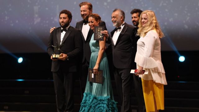 المخرج يقف مع لجنة تحكيم الأفلام الروائية التي توجته بالجائزة