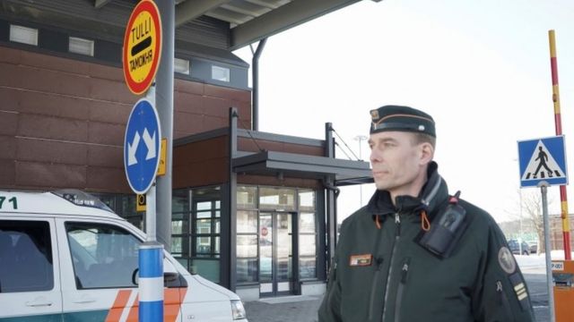 芬蘭伊馬特拉邊境警衛隊長在芬俄邊境檢查站