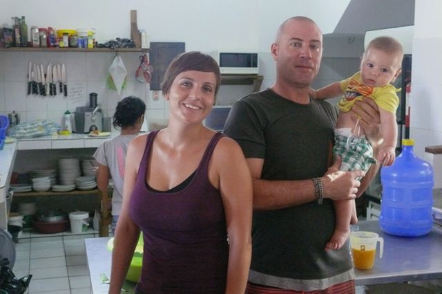 Diego y Lorena en la cocina del hotel Amalur con su hijo Nahil