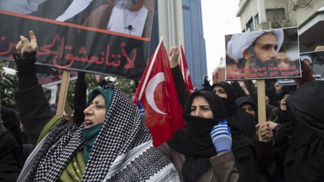 ニムル師の死刑執行に抗議するトルコのシーア派教徒（3日、イスタンブール）