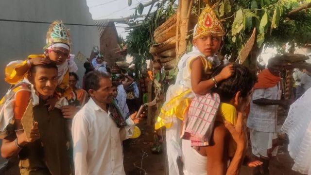 பெண்களுக்கு மூன்று முறை திருமணம் செய்யும் ஆந்திர கிராமம் - BBC News தமிழ்