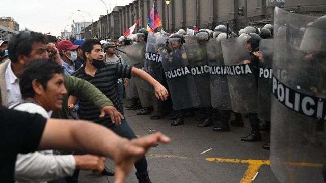 Simpatizantes de Pedro Castillo chocan con la policía tras la detención del expresidente de Perú.