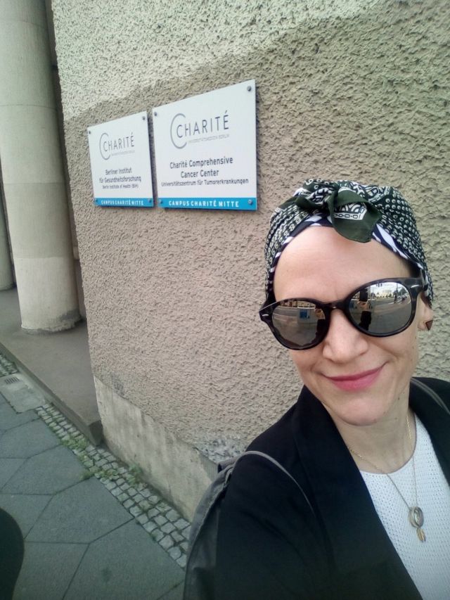 Primer plano de Kristina Svensson delante del hospital Charité de Berlín donde se sometió a todo el tratamiento