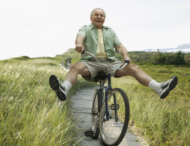Un hombre mayor en bicicleta
