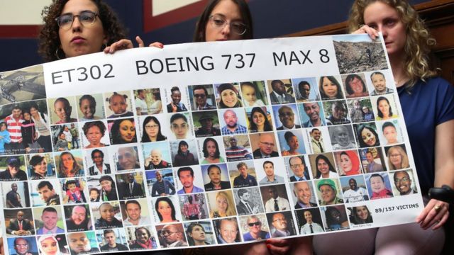 Amistades de las víctimas muestran fotos de los fallecidos en el accidente de Etiopía.