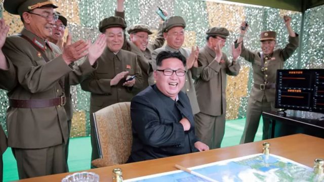 2016年6月23日朝鲜领导人现场观看火星-10号地对地弹道导弹发射的情况(photo:BBC)