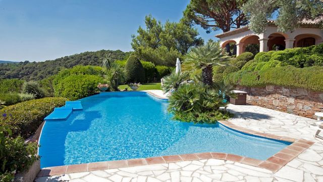 La piscina en los terrenos de la lujosa villa de Joan Collins en las colinas de San Tropez.