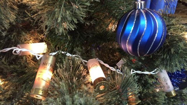 Luces de Navidad hechas con cartuchos usados.