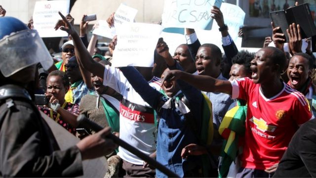 Ils manifestent contre la politique économique du président Robert Mugabe.