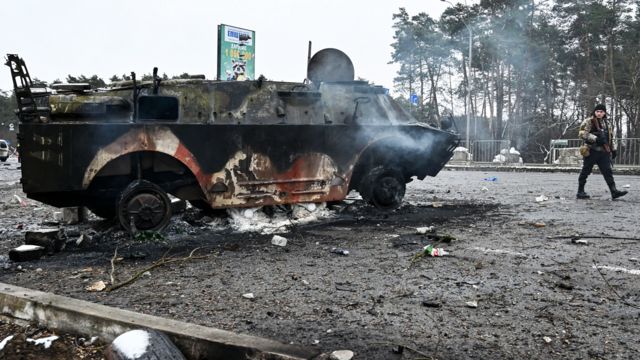 Сожженный бронеавтомобиль в Киеве