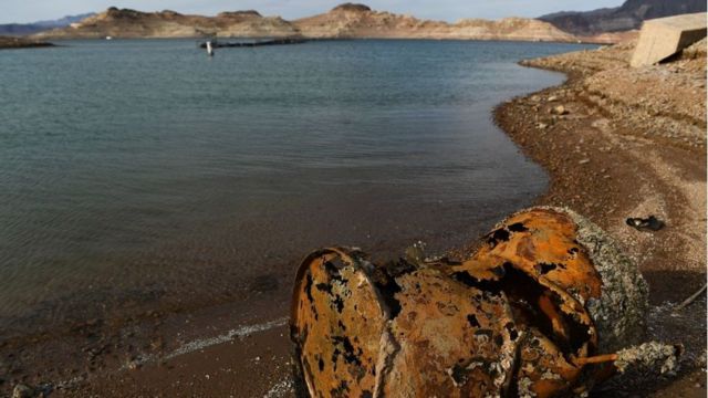 Un barril oxidado ubicado cerca del lugar donde fueron hallados los primeros restos humanos en el lago Mead.