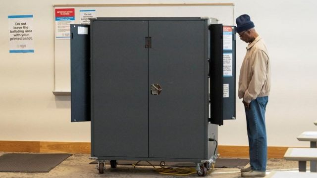一名男子在佐治亚州投票