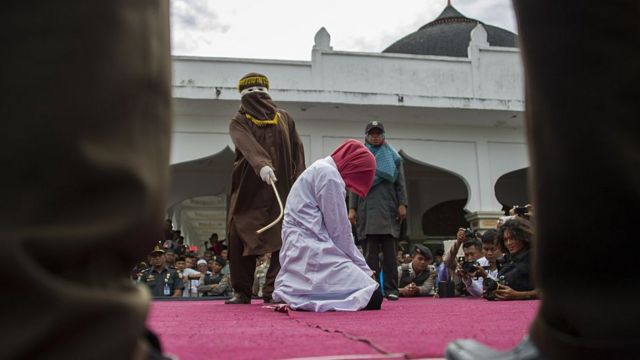 同性愛の女性2人に公開つえ打ち刑 マレーシア Bbcニュース