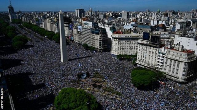 Hundreds of thousands turned out in the Plaza de la Repubblica, in Buenos Aires