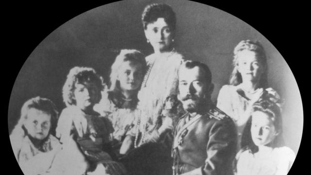 Ảnh chụp gia đình hoàng gia năm 1906. Từ trái sang phải xung quanh Sa Hoàng Nicolas 2 và Hoàng hậu Alexandra, các con Anastasia, Alexis, Marie, Olga và Tatiana. Tất cả đều bị thủ tiêu ngày 17/7/1918
