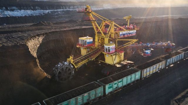 Rusya'nın Krasnoyarsk bölgesindeki Borodinsky açık ocak kömür madeninde yılda 22 milyon ton kömür üretimi yapılıyor