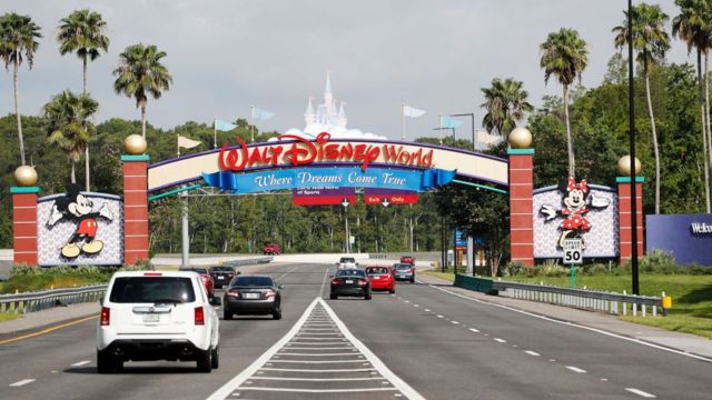 Entrada a los parques temáticos de Disney.