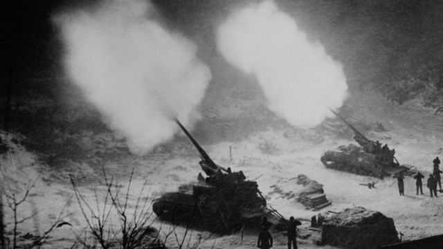 Artillera estadounidense durante la Guerra de Corea de 1952.