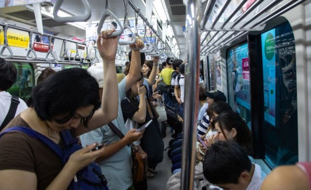 Interior de tren en Japón.