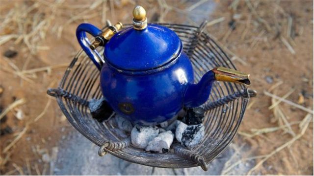 Le thé montre aux hommes du Niger qu'il est préférable de vivre dans le présent