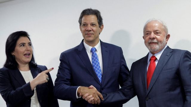 Os ministros Simone Tebet (Planejamento) e Fernando Haddad (Fazenda) ao lado do presidente Luiz Inácio Lula da Silva