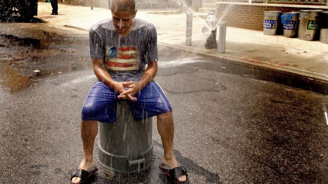 Hombre refrescándose durante una ola de calor