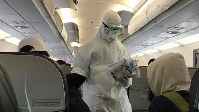 Hành khách được phát đồ bảo hộ trên máy bay