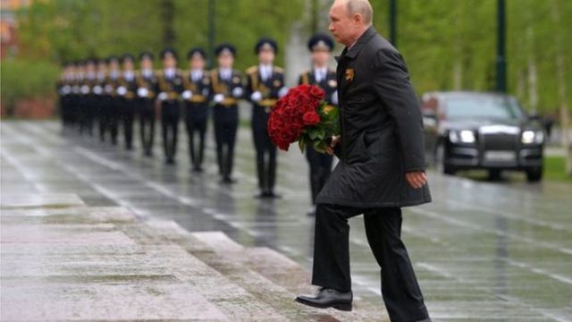 بوتين يضع إكليل من الزهور على النصب التذكاري