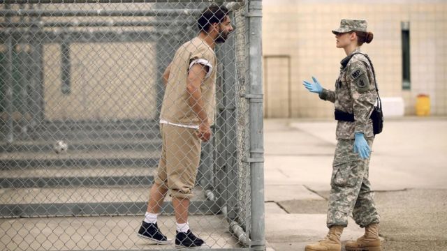 Le film indépendant Camp X Ray de 2014 raconte l'histoire fictive d'un soldat (Kristen Stewart) qui se lie avec un prisonnier (Peyman Moaadi)