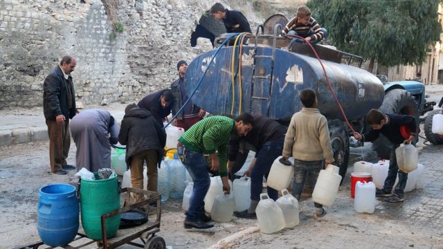 مواطنون يسعون للحصول على مياه في حلب