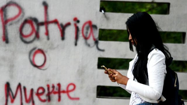 Mujer en el celular en Honduras