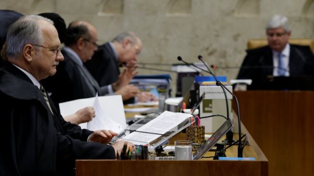 O ministro Luiz Fachin, com o procurador-geral Rodrigo Janot ao fundo, em sessão do STF