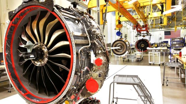 Các kỹ thuật viên chế tạo động cơ LEAP cho máy bay phản lực tại nhà máy General Electric (GE) ở Lafayette, Indiana, Hoa Kỳ