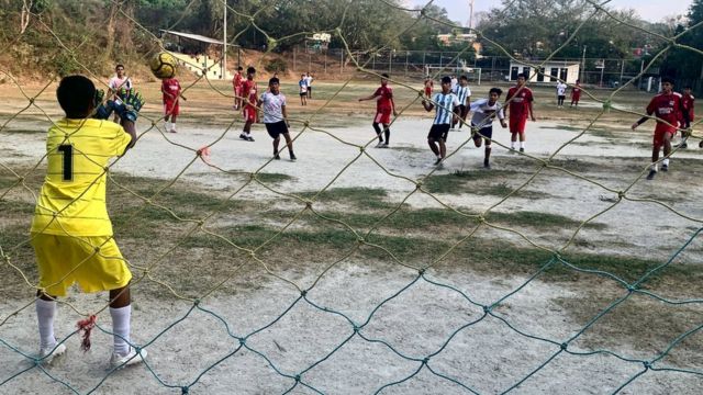 Fútbol en la cancha de la colonia Credisa