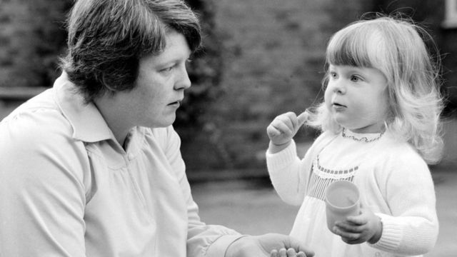 Louise Brown junto a su madre en 1980.