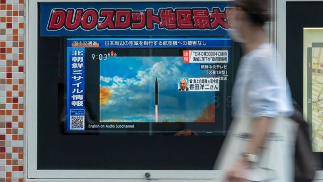 شاشة تلفزيون تعرض لقطات لإطلاق الصاروخ الكوري الشمالي فوق اليابان