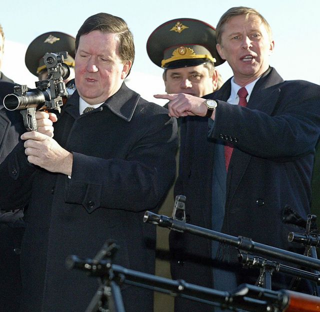 جورج روبرتسون، الأمين العام للناتو، يفحص سلاحا روسيا خلال زيارته لأحد الألوية العسكرية في موسكو خلال زيارته لروسيا في 30 أكتوبر/ تشرين الأول عام 2003. ورافق سيرجي إيفانوف وزير الدفاع الروسي (على اليمين) روبرتسون خلال الزيارة.