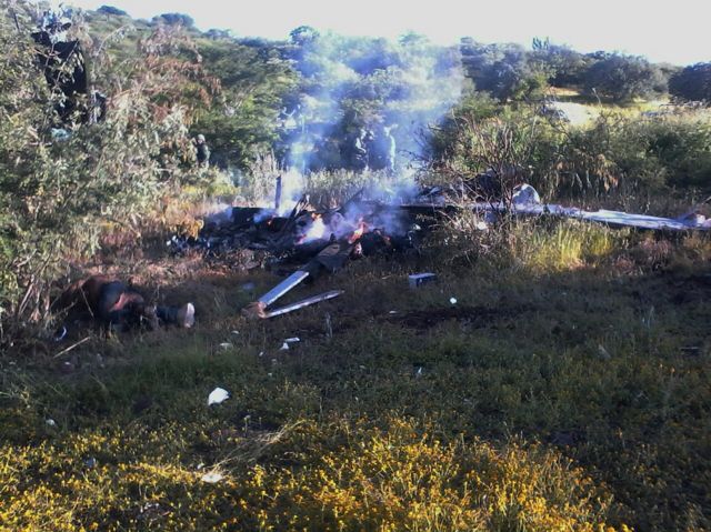 El avión de la Procuraduría General de Justicia del Estado (PGJE) de Michoacán tras estrellarse y quemarse este martes en Cúpuan del Río, municipio de La Huaca, Tierra Caliente, Michoacán.