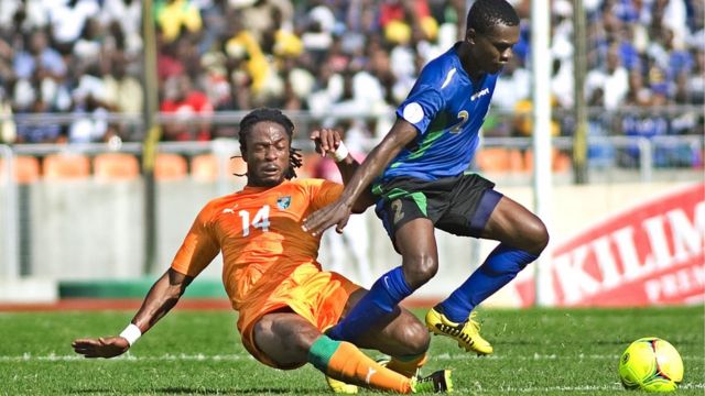 Salum Abubakar wa Tanzania akikabiliana na Jean Jacques Gosso wa Ivory Coast jijini Dar es Salaam mnamo 16 Juni, 2013