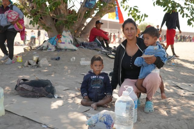 来自委内瑞拉的米莱克西·戈麦斯带着孩子长途跋涉来到美墨边境。(photo:BBC)